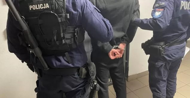 Groził bronią sprzedawcy, bo nie dostał zapałek. Usłyszał zarzuty
