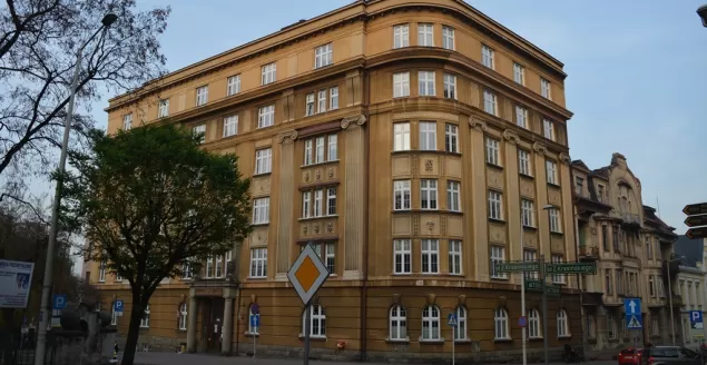 ZUS przywraca w poniedziałki wydłużone godziny pracy