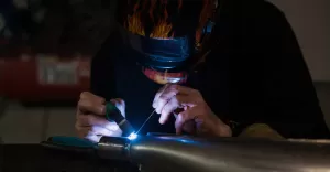 Jakie akcesoria spawalnicze warto zabrać na miejsce pracy w terenie?