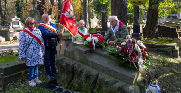 Członkowie Stowarzyszenia Dom Polski przy grobie ks. S. Stojałowskiego
