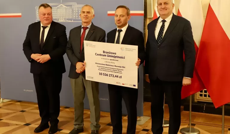 Wręczenie okolicznościowego czeku na utworzenie i wsparcie funkcjonowania Branżowego Centrum Umiejętności w Bielsku