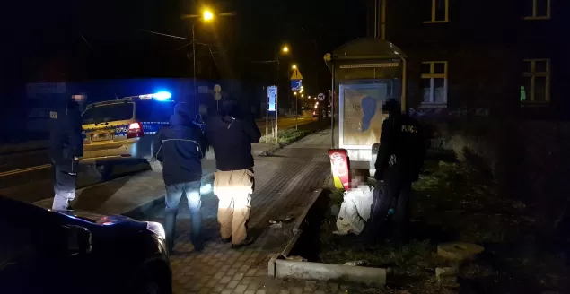 Z nożem na interweniujących policjantów