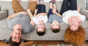 Duża rodzina to duża sofa - zobacz, jak wybrać kanapę do swojego salonu!