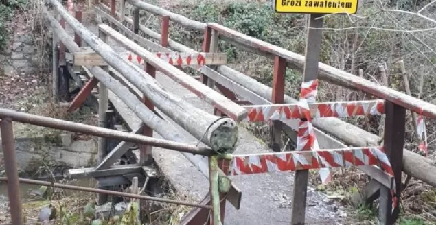 Zamknięta kładka - grozi zawaleniem