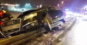 Nocna kraksa Audi na Niepodległości - 24.02.2018
