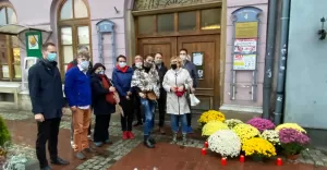 Działacze PO złożyli chryzantemy i znicze przed bielskim biurem PiS