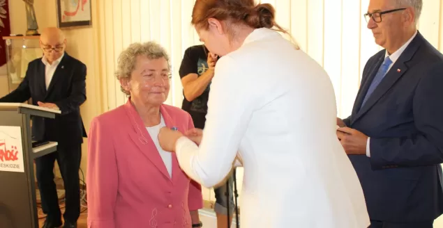 Radni Barbara Waluś i Janusz Okrzesik z odznaczeniami prezydenta RP
