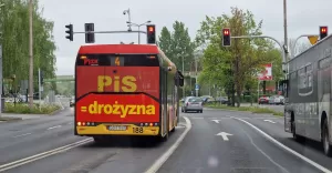 "PiS = drożyzna" na miejskich autobusach. Kontrowersyjna kampania