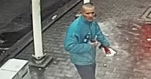 Rozpoznajesz go? W Wigilię dokonał kradzieży rozbójniczej