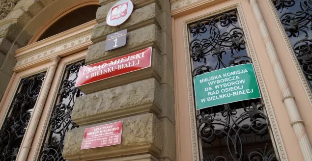 ratusz, urząd miejski