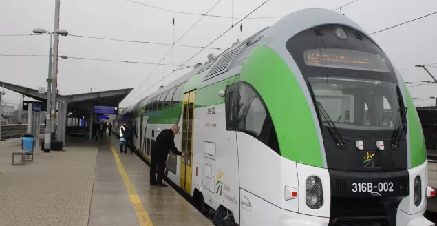 Piętrowy pociąg Pesa SunDeck jeżdżący w Kolejach Mazowieckich