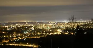 rozświetlone miasto widziane z Dębowca