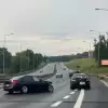 [ZDJĘCIA] Kolizja BMW z barierami na trasie S-52. Kierowca uciekł