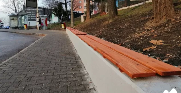 Nowy mur i ławki na przystanku autobusowym " Os. Złote Łany"