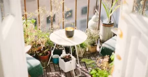 Jak urządzić przytulny mały balkon, żeby nie chciało się z niego schodzić?