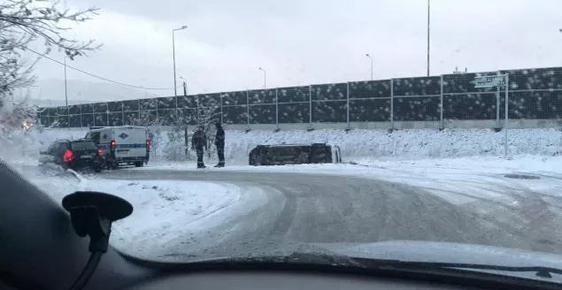 Samochód w rowie przy szkole w Mikuszowicach - 11.