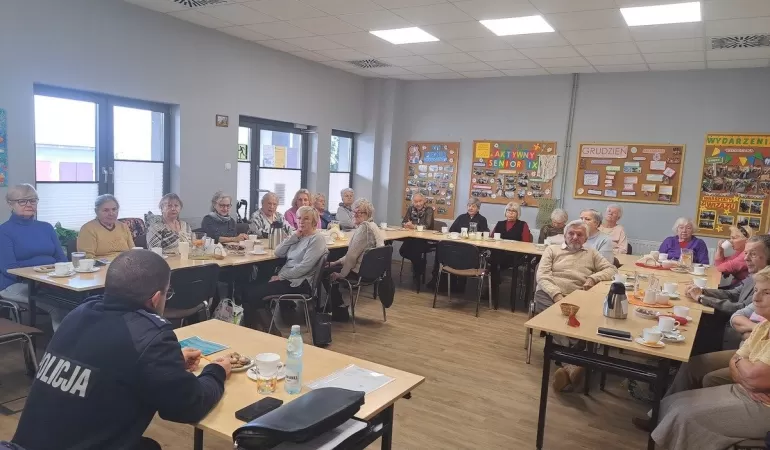 Na wnuczka, na policjanta, na blik. Dzielnicowy tłumaczył seniorom, jak nie dać się oszukać - 12.2023