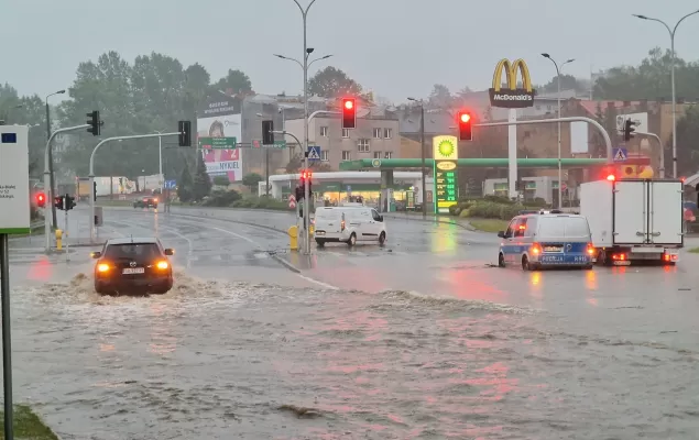 [WIDEO, FOTO] Podtopione samochody, zalane drogi. Woda zalała ulice Bielska-Białej