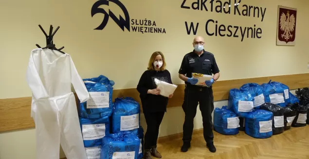 1300 kompletów odzieży ochronnej od więźniów dla medyków