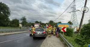 Czołówka na ul. Bestwińskiej w Bielsku-Białej - możliwą przyczyną substancja ropopochodna 27.06.2025