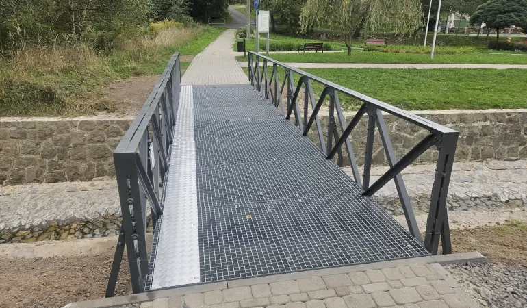 Nowa kładka na Bulwarach Straceńskich