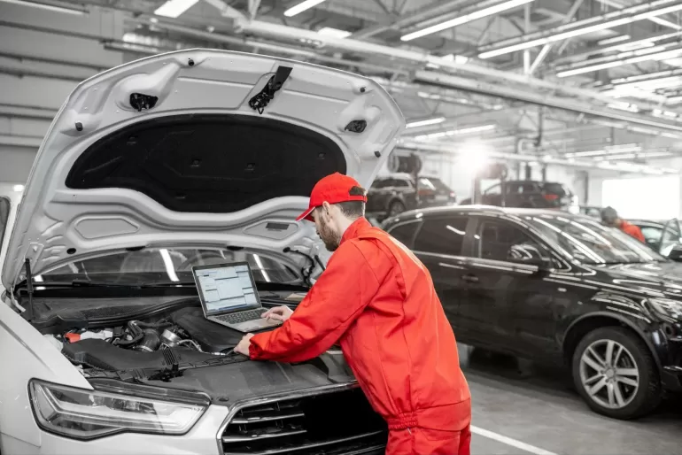 Mechanik diagnozujący samochód