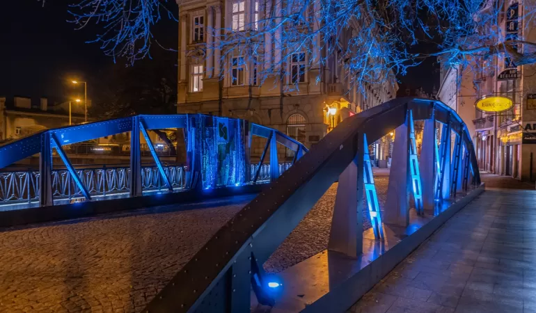Most na ul. 11 Listopada zaświecił na niebiesko dla praw dzieci