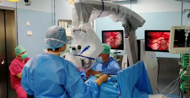 Mikroskop za ponad 1 mln ułatwia pracę neurochirurgom