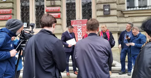 Konferencja prasowa przed bielskim Ratuszem - 19.05.2023