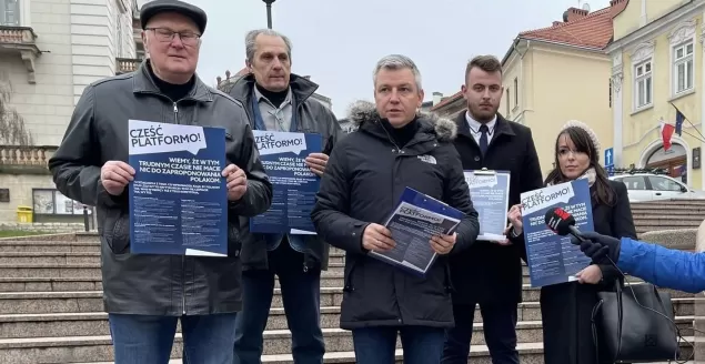 Konferencja działaczy PiS okręgu bielskiego na placu Chrobrego - 9.12.2022