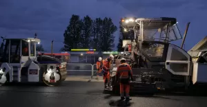 Nocne prace na Cieszyńskiej. Kolejny fragment z nowym asfaltem - 21-22.05.2021