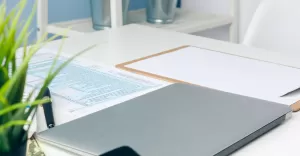 Uporządkowane biurko w pracy - co się przyda?