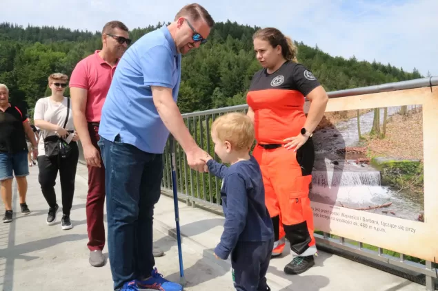 Zapora otwarta dla zwiedzających. Tysiące zwiedzających mimo pogody