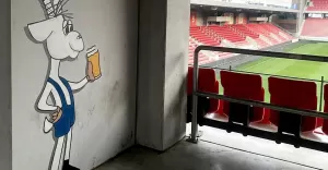Postać Koziołka ubranego w barwy Lecha Poznań