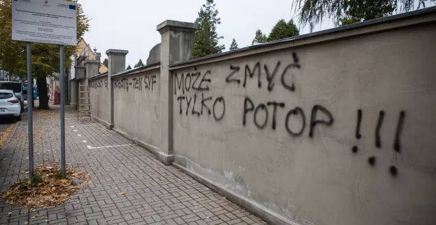 Ul. Grunwaldzka: Odrestaurowane mury cmentarza zdewastowane