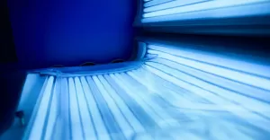Solarium w salonie kosmetycznym vs. domowe urządzenia