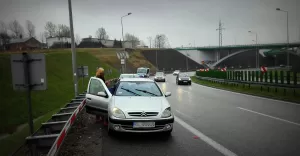 Wypadek na zakręcie idiotów - Citroen Xara w barie