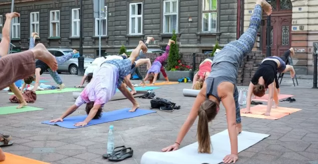 Joga na placu