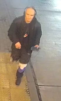 Policja poszukuje sprawcy zniszczenia tablicy przystankowej na ul. Cieszyńskiej
