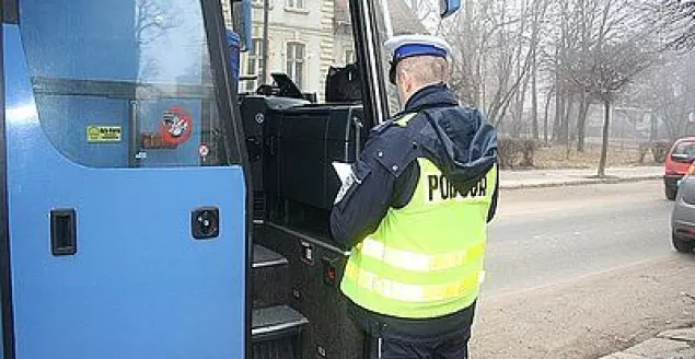 Policjanci kontrolują autobusy