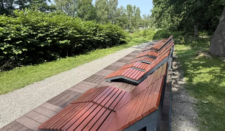 Plaża miejska nad Białą, czyli opalanie z widokiem na ścianę z rdestowca
