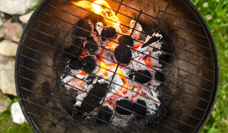 rozgrzany węgiel palący się w grillu węglowym