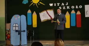 policjant w szkole