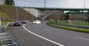 Czternaście kolizji na zakręcie idiotów