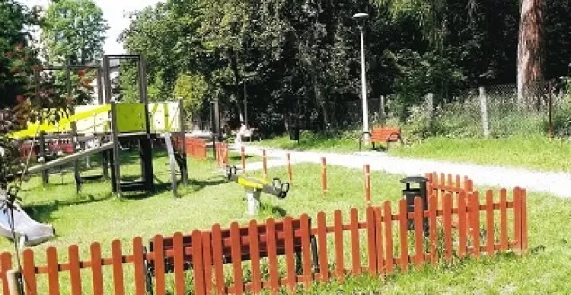 Park zamiast służyć dzieciom, stał się miejscem libacji