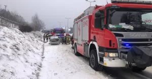 wypadek, dachowanie, zima, odśnieżanie, straż pożarna