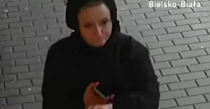 Ta kobieta może mieć związek z oszustwem