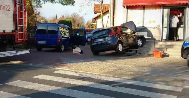 Ukradł samochód i roztrzaskał go o schody sklepu -