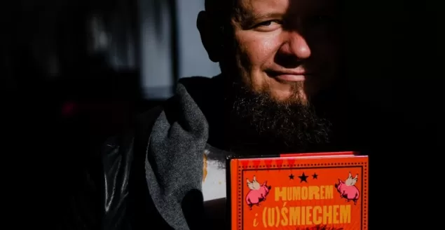 W Książnicy Beskidzkiej z Humorem i u(Ś)miechem Wróbla