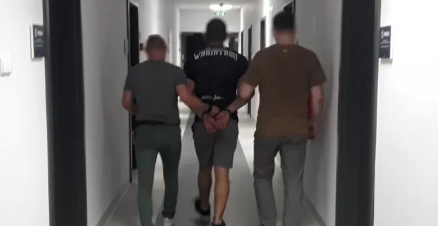 Dzielnicowy po służbie zapobiegł kradzieży katalizatora